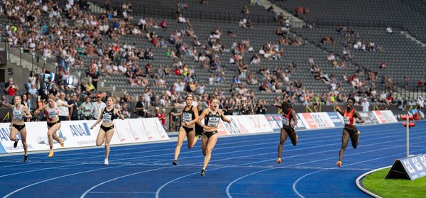 100m Finale v.l.n.r.: Sina Mayer (LAZ Zweibruecken), Talea Prepens (TV Cloppenburg), Lisa Nippgen (MTG Mannheim), Rebekka Haase (Sprintteam Wetzlar), Gina Lueckenkemper (SCC Berlin), Yasmin Kwadwo (LC Paderborn) und Keshia Beverly Kwadwo (LC Paderborn) waehrend der deutschen Leichtathletik-Meisterschaften im Olympiastadion am 25.06.2022 in Berlin